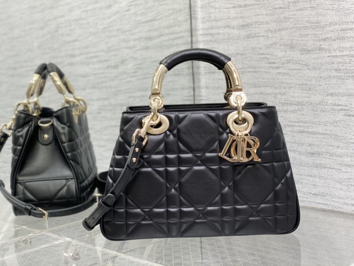 Handbag   Dior  size  25*10*16 cm