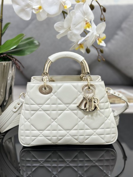 Handbag   Dior  M0565  size  22  cm