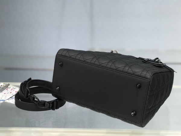 Handbag   Dior  6605  size  24 cm