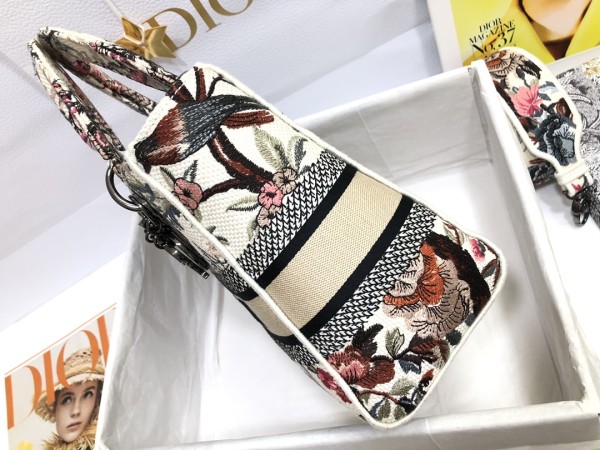 Handbag   Dior  M0565  size  24 x 20 x 11  cm