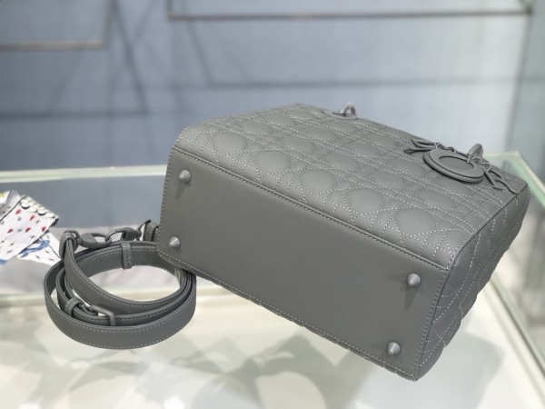 Handbag   Dior  6605  size  24 cm