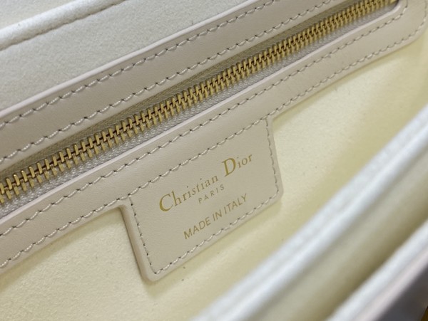 Handbag   Dior  size  22.5*6.5*12.5 cm