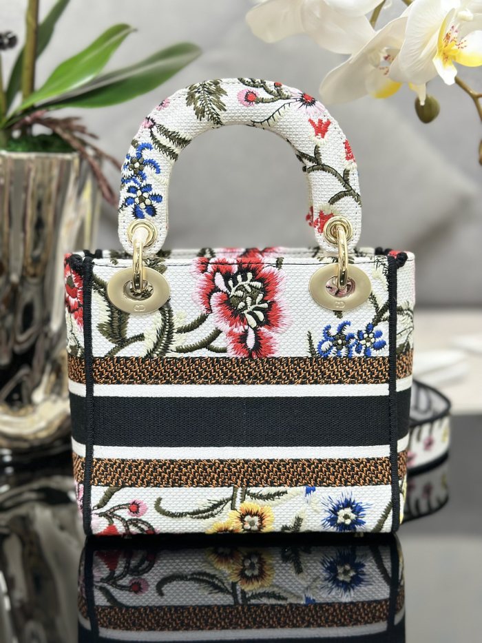 Handbag   Dior  M0505  size  17 x 15 x 7  cm