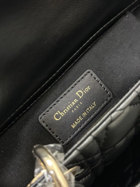 Handbag   Dior  M0613  size  22 x 12 x 6  cm