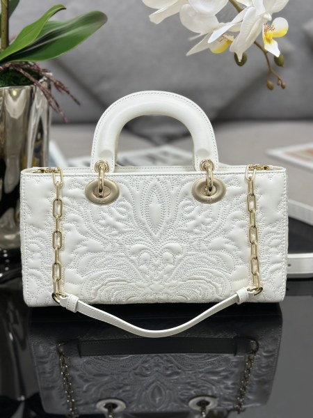 Handbag   Dior  M0540  size  26 x 13.5 x 5  cm