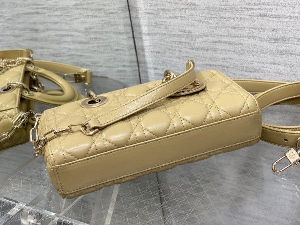 Handbag   Dior  size  22.5*6*11.5 cm