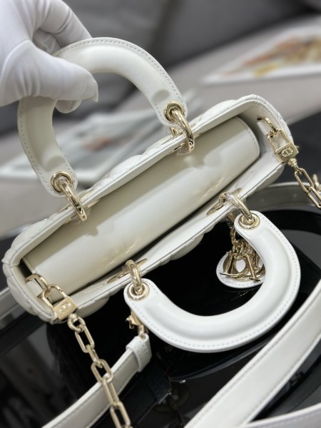 Handbag   Dior  M0613  size  22 x 12 x 6  cm