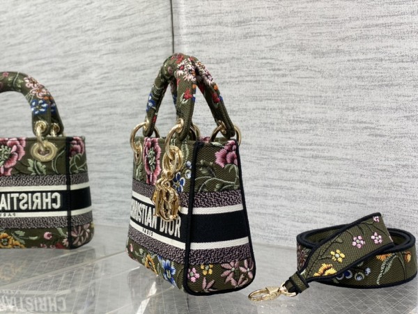 Handbag   Dior  size  17*7*15 cm