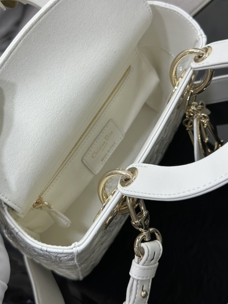 Handbag   Dior  M0538  size  20 x 16.5 x 8  cm