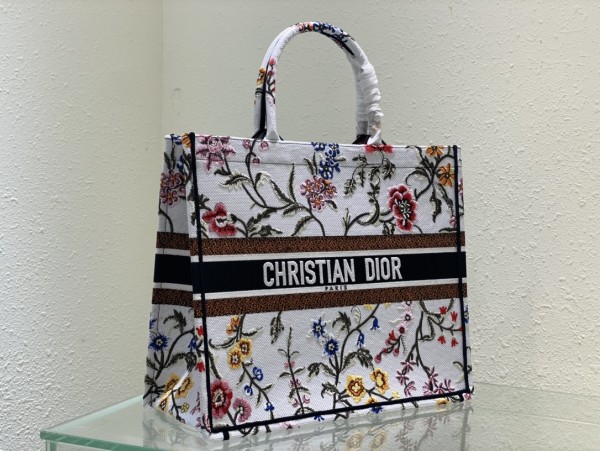 Handbag   Dior  size  41 cm