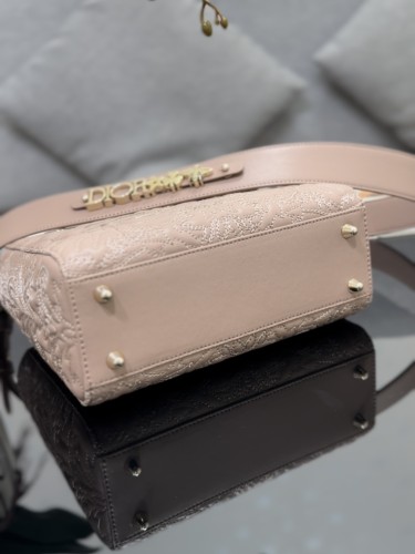 Handbag   Dior  M0538  size  20 x 16.5 x 8  cm