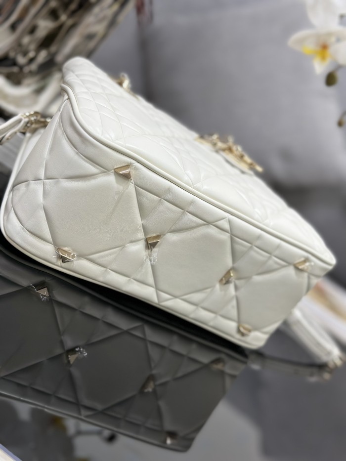 Handbag   Dior  M0565  size  22  cm