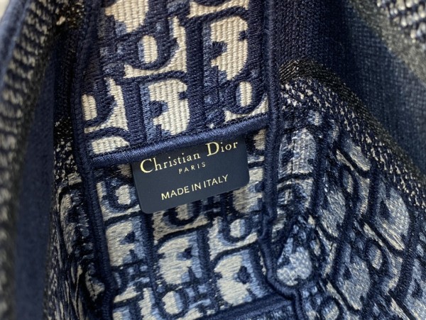 Handbag   Dior   size  23*15*8 cm