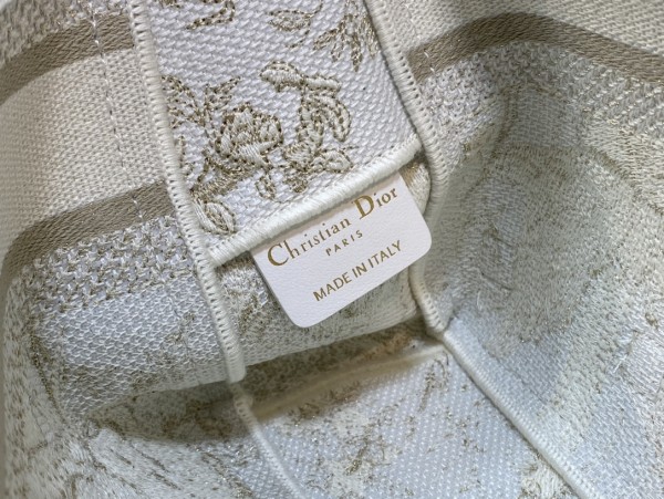 Handbag   Dior   size  23*15*8 cm