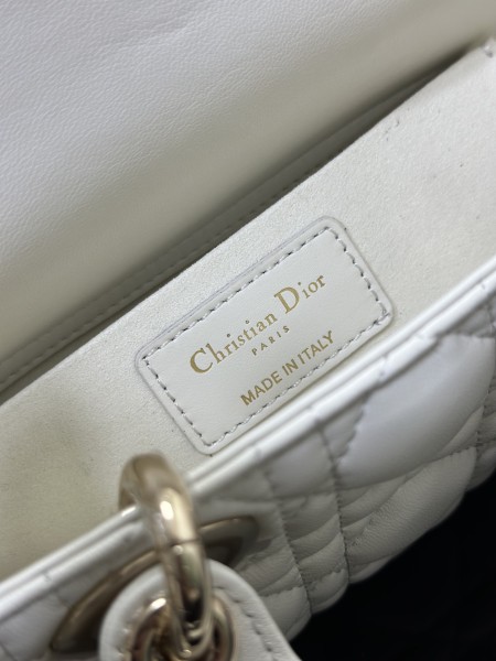 Handbag   Dior  M0613  size  22 x 12 x 6  cm