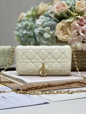  Handbag   Dior  0977 size  18.5 x 10 x 4   cm