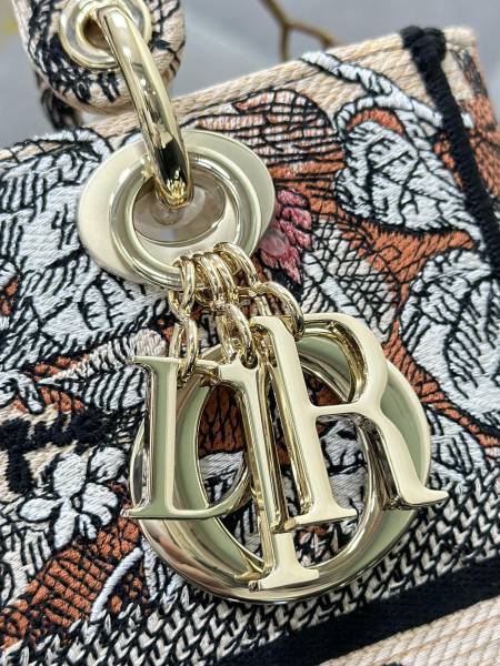 Handbag   Dior  M0565  size  24 x 20 x 11  cm