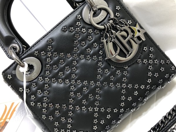 Handbag   Dior  M0505  size  17 x 15 x 7  cm