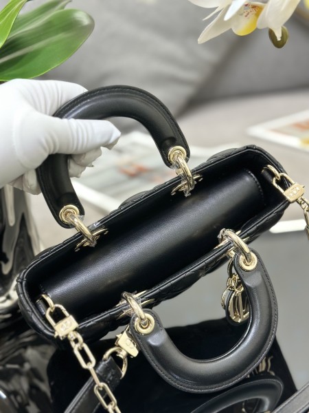 Handbag   Dior  M0613  size  22 x 12 x 6  cm