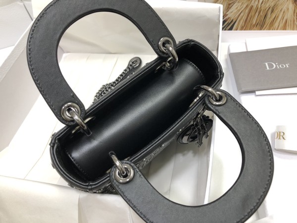 Handbag   Dior  M0505  size  17 x 15 x 7  cm