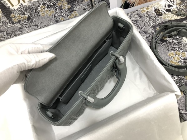  Handbag   Dior  M0540  size  26 x 13.5 x 5  cm