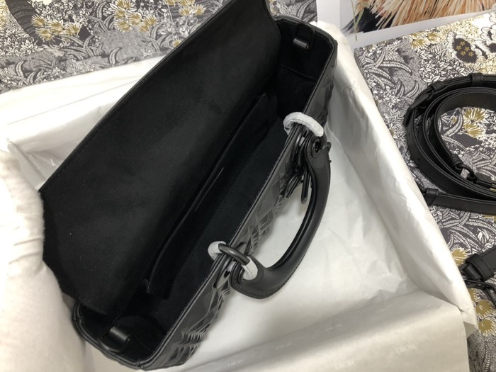  Handbag   Dior  M0540  size 26 x 13.5 x 5   cm