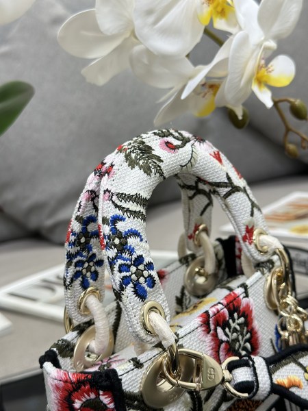 Handbag   Dior  M0505  size  17 x 15 x 7  cm