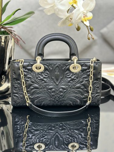 Handbag   Dior  M0540  size  26 x 13.5 x 5  cm