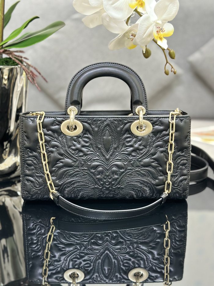 Handbag   Dior  M0540  size  26 x 13.5 x 5  cm