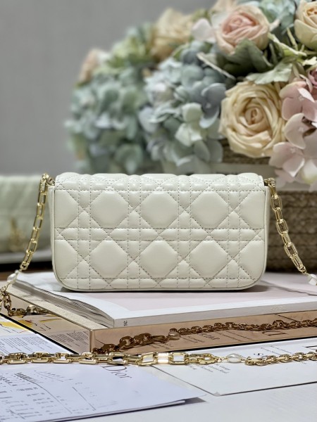  Handbag   Dior  0977 size  18.5 x 10 x 4   cm