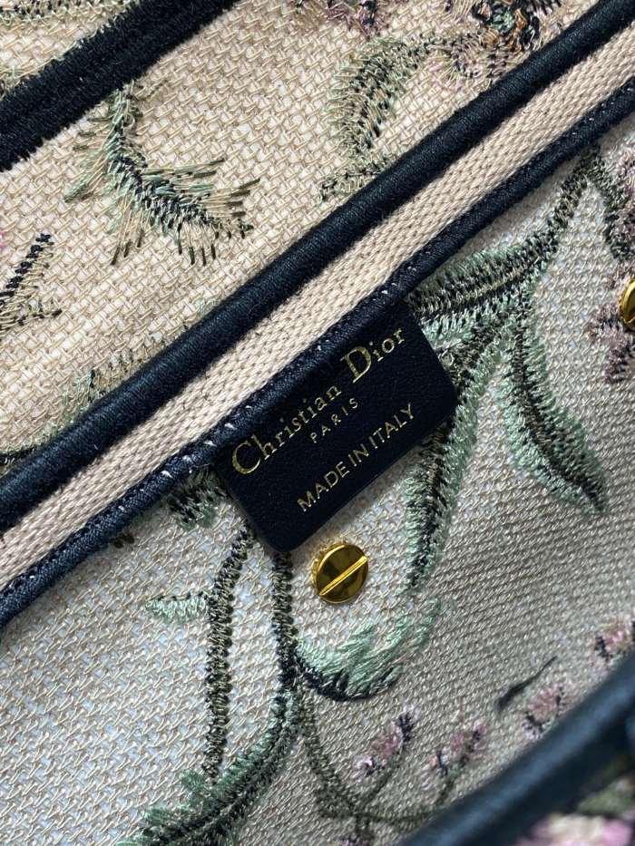 Handbag   Dior  size  25 cm