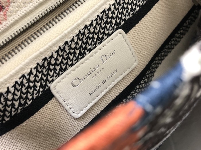 Handbag   Dior  M0565  size  24 x 20 x 11  cm