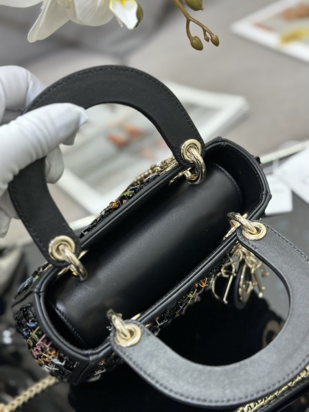 Handbag   Dior  M0505  size  17 x 15 x 7   cm