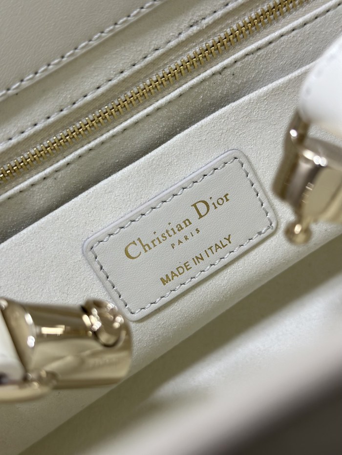 Handbag   Dior  M0565  size  22  cm