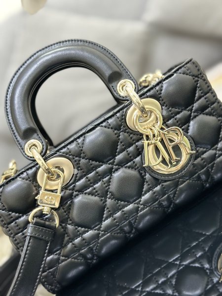 Handbag   Dior  M0613  size  22 x 12 x 6  cm