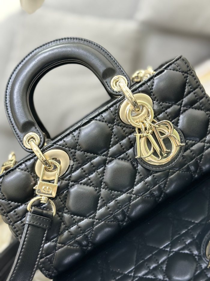 Handbag   Dior  M0613  size  22 x 12 x 6  cm