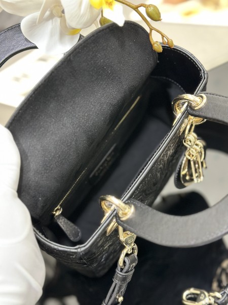 Handbag   Dior  M0538  size  20 x 16.5 x 8  cm