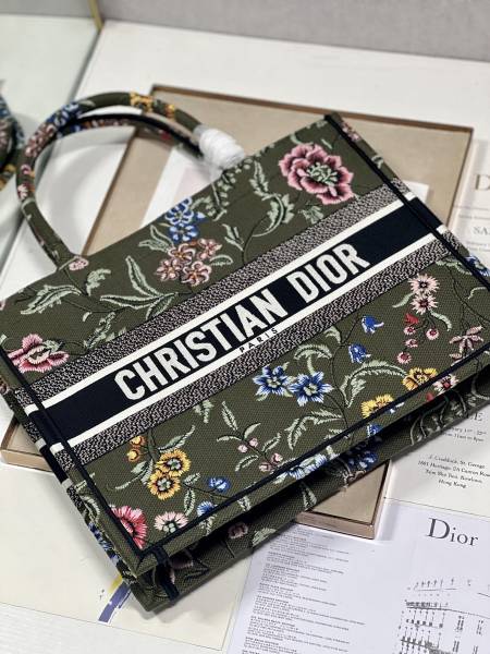 Handbag   Dior   1286  size  36×28 cm