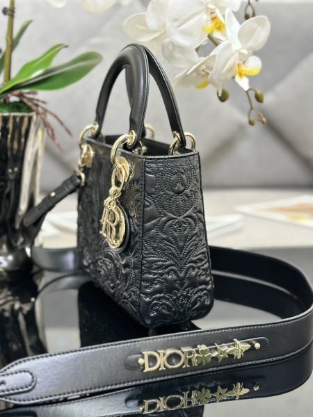 Handbag   Dior  M0538  size  20 x 16.5 x 8  cm