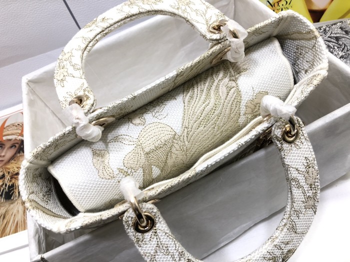 Handbag   Dior  M0565  size  24 x 20 x 11  cm