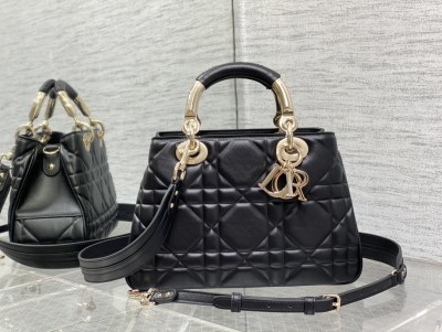 Handbag   Dior  size  25*10*16 cm