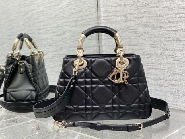 Handbag   Dior  size  25*10*16 cm