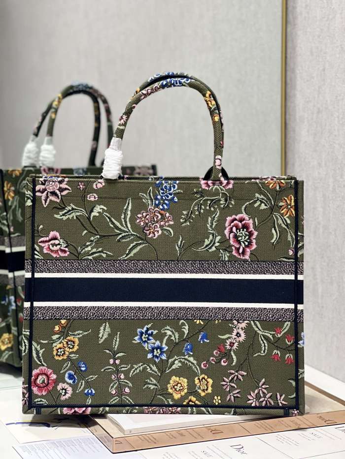 Handbag   Dior  1286  size  42×35×18.5  cm