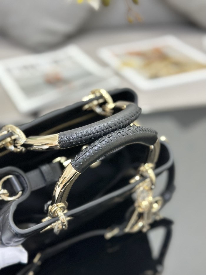 Handbag   Dior  M0565  size 22  cm