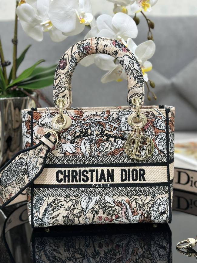 Handbag   Dior  M0565  size  24 x 20 x 11  cm