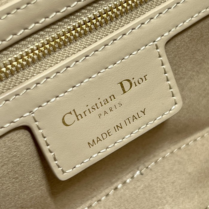  Handbag   Dior  9260  size  22.5×12.5×6.5 cm 