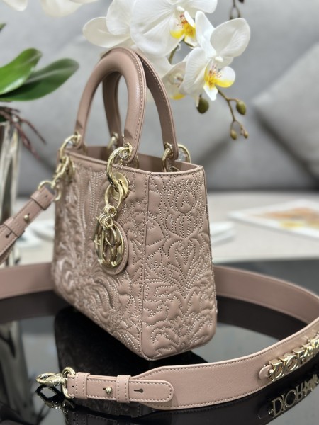 Handbag   Dior  M0538  size  20 x 16.5 x 8  cm