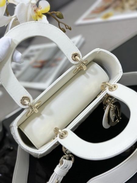 Handbag   Dior  M0538  size  20 x 16.5 x 8  cm