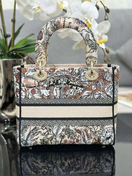 Handbag   Dior  M0565  size  24 x 20 x 11  cm