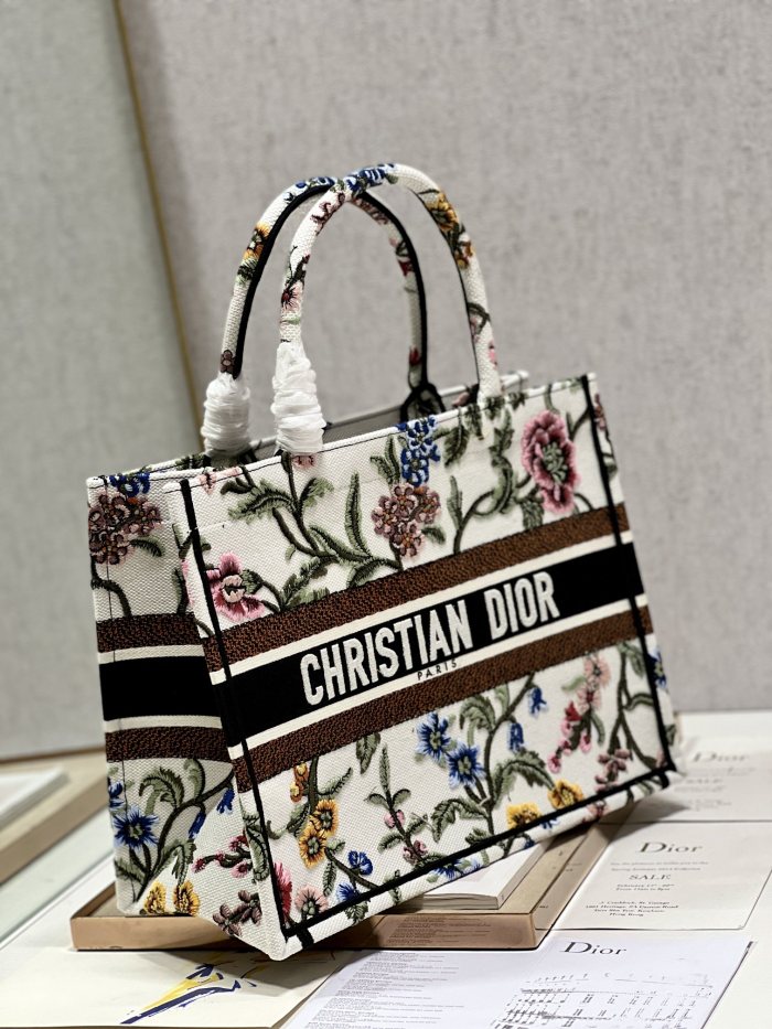 Handbag   Dior 1286  size  36×28  cm